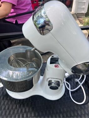 Cuisinart White Tilt-Head Stand Mixer with Stainless Bowl and Splash Guard